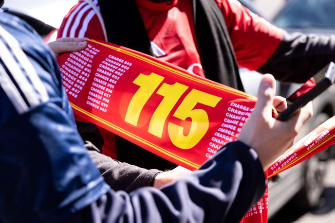Midnite scarf stunt: Operator hands out ‘scarves’ to United fans
