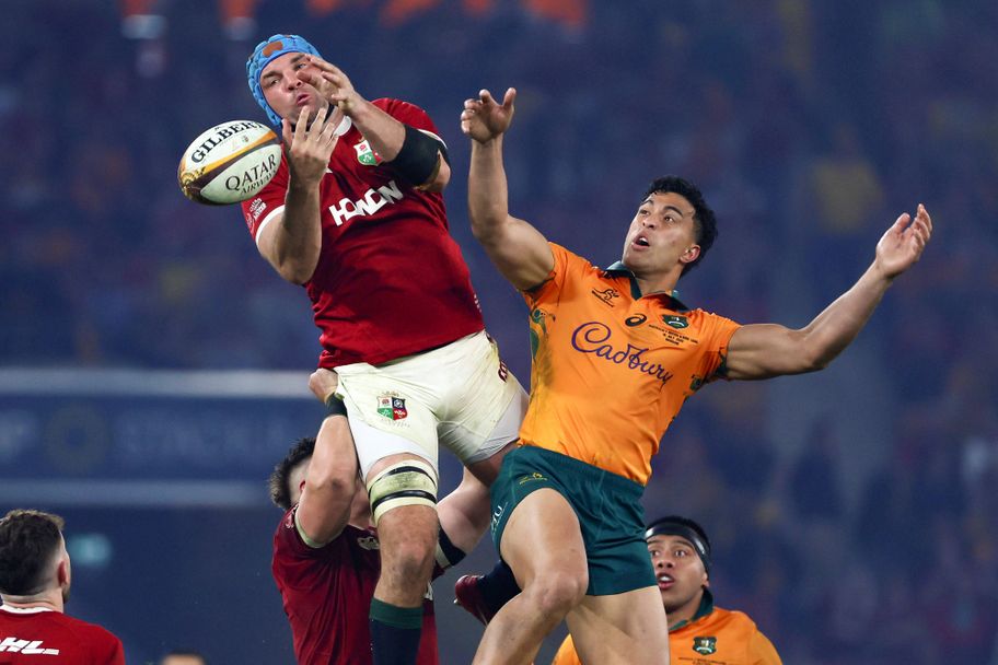 IMAGO Lions'&nbsp;Tadhg Beirne and Australia's Joseph-Aukuso Suaalii duel for the ball at a line out during the first Test in Brisbane