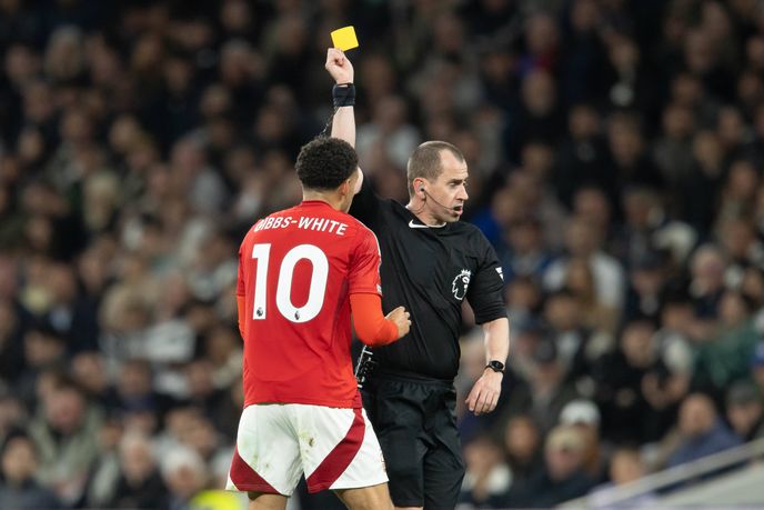 Football betting: Booking points and card markets